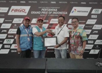 General Manager PLN Unit Induk Distribusi Sumatera Utara Saleh Siswanto (dua dari kiri) dan Manager PLN Unit Pelaksana Pelayanan Pelanggan Sibolga Gebyar Pandito (kiri) saat menyerahkan  _Renewable Energy Certificate_ untuk gelaran F1H2O kepada Project Director F1H2O Samsul Purba (dua dari kanan) dan Head of Corporate Communication Injourney Alfianto Domy Aji (kanan) di Media Center Balige, Sumatera Utara pada Minggu (03/03/2024). (foto: Divcom PLN Pusat/PenaTerkini.com)