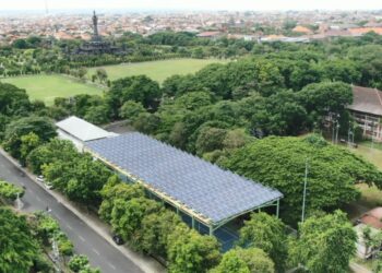 Penggunaan Pembangkit Listrik Tenaga Surya (PLTS) Atap berkapasitas 158 kilowatt peak (kWp) di Kantor Gubernur Bali. (foto: Divcom PLN Pusat/PenaTerkini.com)