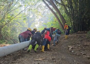 Upaya Petugas PLN melalui jalan terjal dalam memobilisasi material guna melistriki Dusun Sambolo, Kabupaten Pasangkayu, Sulawesi Barat.. (foto: Divcom PLN Pusat)