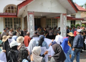 Suasana Unjuk Rasa (Unras) ARWANA di gedung DPRD Pematangsiantar. (foto: Humas/PenaTerkini.com)