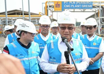 Menteri Energi dan Sumber Daya Mineral (ESDM), Arifin Tasrif (depan kedua dari kanan) yang didampingi oleh Direktur Jenderal Ketenagalistrikan Kementerian ESDM, Jisman Hutajulu (paling kiri), Direktur Manajemen Pembangkitan PLN Adi Lumakso (paling kanan), dan Direktur Utama PLN Nusantara Power Ruly Firmansyah (kedua dari kiri) ketika memastikan pasokan energi listrik bagi masyarakat andal selama periode Hari Raya Idul Fitri 1445 Hijriah. Dalam kunjungannya ke Pembangkit Listrik Tenaga Gas Uap (PTLGU) Gresik, Arifin mengapresiasi langkah PLN dalam menjaga sistem listrik yang andal bagi masyarakat. (foto: Divcom PLN Pusat/PenaTerkini)