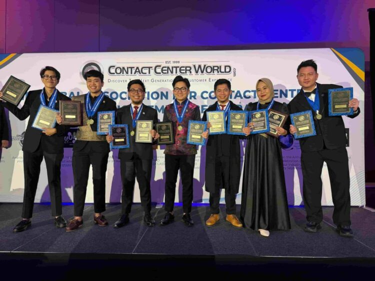 Para personel Contact Center PLN 123 berfoto bersama setelah berhasil meraih 14 penghargaan sebagai Gold Winner pada ajang Global Contact Center World Awards (GCCWA) 2024 di London, Inggris pada Oktober lalu. Capaian di ajang internasional ini menjadi salah satu bukti keberhasilan transformasi PLN dalam hal peningkatan kualitas layanan pelanggan. (Divcom PLN Pusat/ PenaTerkini.co.id)