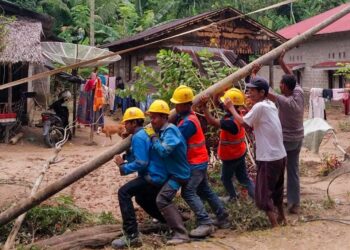 Petugas PLN gotong royong bersama masyarakat memperbaiki tiang listrik yang roboh akibat bencana banjir dan longsor yang menerjang Kabupaten Pesisir Selatan, Sumatera Barat, pada Senin (11/03/2024). (foto: Divcom PLN Pusat/PenaTerkini.com)