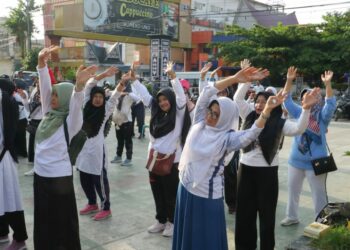Suasana senam bersama Wali Kota Pematangsiantar dr. Susanti Dewayani, Sp.A bersama Jamaah Calon Haji (JCH) Tahun 2024 Pematangsiantar. ( foto: Kominfo PS/PenaTerkini.com)