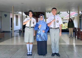Wali Kota Pematangsiantar, dr. Susanti Dewayani, Sp.A bersama Arga Christian Ibrena Siregar (kanan) siswa SMA Methodist dan Angelica Anggita Hutajulu (kiri) siswi SMA Sultan Agung diabadikan foto bersama sebelum di berangkatkan untuk mengikuti seleksi Paskibraka Tingkat Provinsi Sumatera Utara. ( Kominfo PS/PenaTerkini.com)