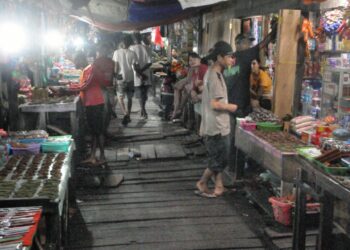 Listrik menerangi salah satu pasar di Kabupaten Asmat, Papua Selatan. Hadirnya listrik yang terjangkau membuat daya beli masyarakat terjaga dan perekonomian tumbuh. (foto: Divcom PLN Pusat/PenaTerkini.com)