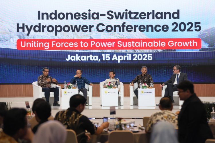 Suasana Panel Discussion dengan tema “Hydropower Potential in Indonesia, Opportunities & Challenges” pada acara Indonesia–Switzerland Hydropower Conference di Jakarta, Selasa (15/04/2025). (Divkom PLN Pusat)