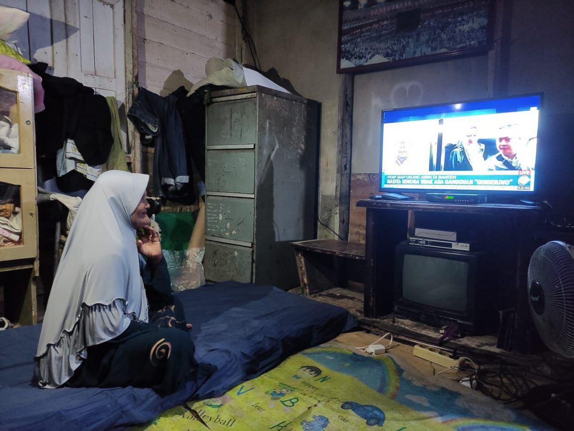 Warga Desa Sukabangun, Kabupaten Bengkayang, Kalimantan Barat dapat menikmati hiburan di televisi semenjak listrik hadir di desa mereka.(Divkom PLN Pusat)