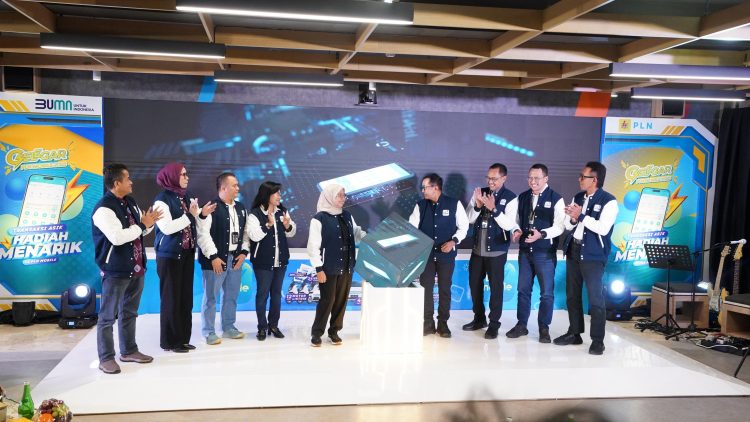 Peluncuran Gelegar PLN Mobile 2025 oleh Direktur Retail dan Niaga PLN, Edi Srimulyanti (kelima dari kiri) didampingi oleh Sekretaris Perusahaan PLN, Alois Wisnuhardana (keempat dari kanan), EVP Niaga dan Pemasaran PLN, Fintje Lumembang (keempat dari kiri), EVP Penjualan dan Pelayanan Pelanggan Retail PLN, Daniel Lestanto (ketiga dari kanan), EVP Penjualan dan Pelayanan Pelanggan Enterprise PLN, Nayusrizal (ketiga dari kiri), EVP Customer Experience dan Excellence Service PLN, Bramantyo Anggun Pambudi (kedua dari kanan), EVP General Affairs PLN, Arsyadany G. Akmalaputri (kedua dari kiri), GM PLN UID Jakarta Raya, Moch. Andy Adchaminoerdin (kanan), dan GM PLN UID Banten, Muhammad Joharifin (kiri), pada Kamis (08/05/2025). (Divkom PLN Pusat)