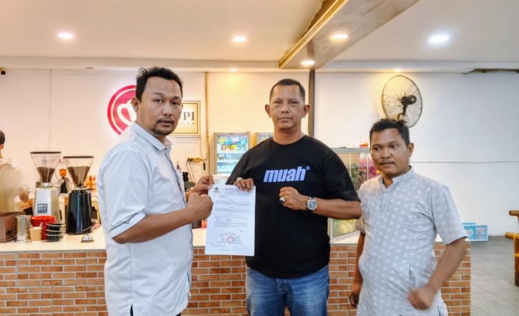 Ketua DPD LSM Penjara Indonesia Sumut Debi Irawan (kiri) memnyerahakan mandat kepengurusan DPC LSM Penjara Indonesia Kota Medan kepada Ahmad Rizal "Bang Bhoy" dengan didampingi Awaluddin Harahap. (PenaTerkini.co.id)