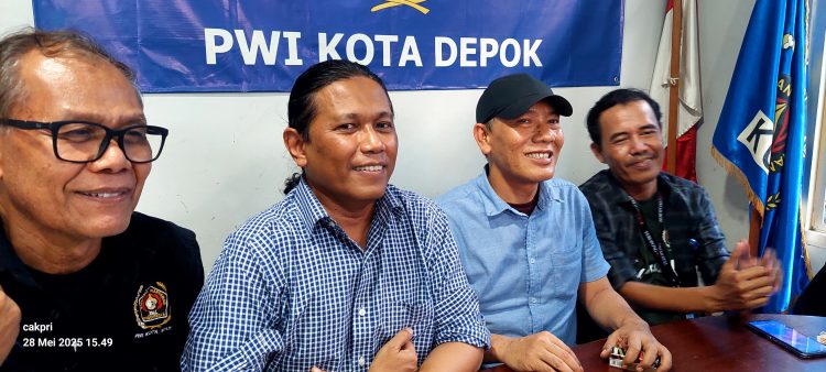 Ketua PWI Kota Depok, Rusdy Nurdiansyah (2 dari kanan) bersama pengurus PWI Kota Depok. (Istimewa)
