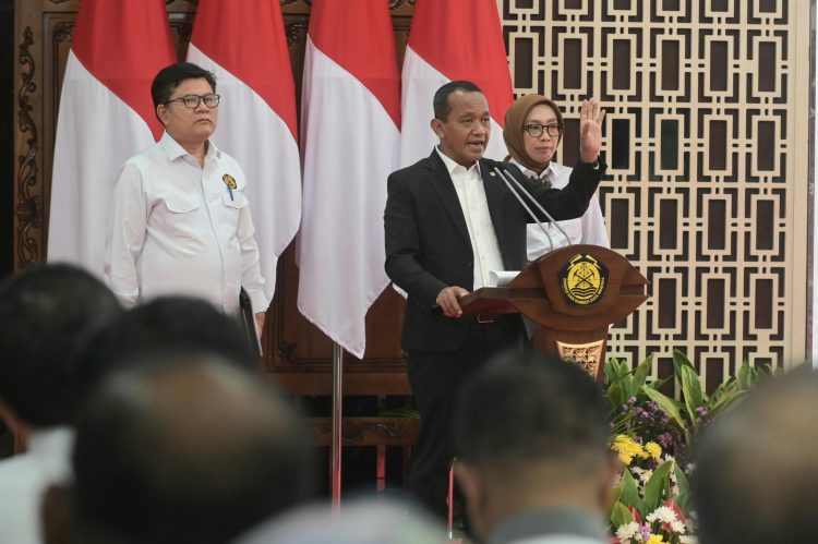 Menteri Energi dan Sumber Daya Mineral (ESDM), Bahlil Lahadalia (tengah) didampingi Direktur Jenderal Ketenagalistrikan Kementerian ESDM, Jisman P. Hutajulu (kiri), dan Direktur Jenderal Energi Baru Terbarukan dan Konservasi Energi Kementerian ESDM, Eniya Listiani Dewi (kanan) saat memaparkan Rencana Usaha Penyediaan Tenaga Listrik (RUPTL) PLN 2025-2034 di Jakarta pada Senin (26/05/2025). Dalam konferensi pers tersebut, Bahlil menyampaikan, total rencana penambahan pembangkit listrik selama 1 dekade ke depan sebesar 69,5 gigawatt (GW) dengan porsi bauran energi baru terbarukan (EBT) dan sistem penyimpanan energi mencapai 76%. Jumlah tersebut sekaligus menjadikan RUPTL 2023-2024 yang paling hijau hingga saat ini. (Divkom PLN Pusat)