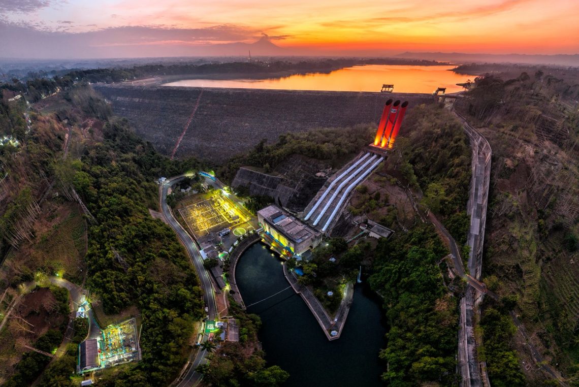 PLN terus mengembangkan pemanfaatan energi baru terbarukan untuk pembangkit listrik sebagai wujud implementasi prinsip ESG. Salah satu pembangkit EBT yang dikelola oleh PLN adalah PLTA Sutami di Kabupaten Malang, Jawa Timur. (foto: Divkom PLN Pusat)
