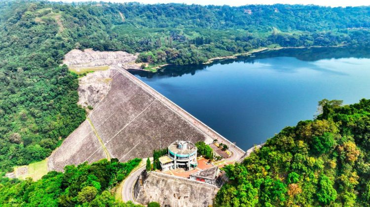 Pembangkit Listrik Tenaga Air (PLTA) Cirata berkapasitas 1.000 megawatt (MW) yang berada di Kabupaten Purwakarta dan Bandung Barat, Jawa Barat, menjadi salah satu pembangkit energi baru terbarukan (EBT) yang mensuplai listrik untuk PT Contemporary Amperex Technology Indonesia Battery (CATIB). (Divkom PLN Pusat)