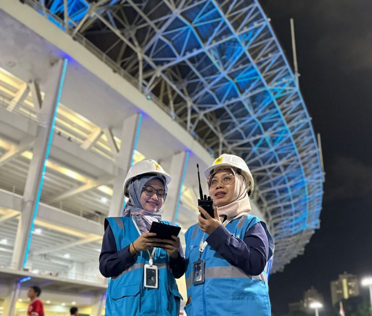 Srikandi PLN bersiaga saat pertandingan Kualifikasi Piala Dunia 2026 Zona Asia antara Indonesia versus China berlangsung di Stadion Utama Gelora Bung Karno pada Kamis, (05/06/2025). PLN mengerahkan 276 personel siaga kelistrikan pada gelaran internasional tersebut. (Divkom PLN Pusat/PenaTerkini.co.id)