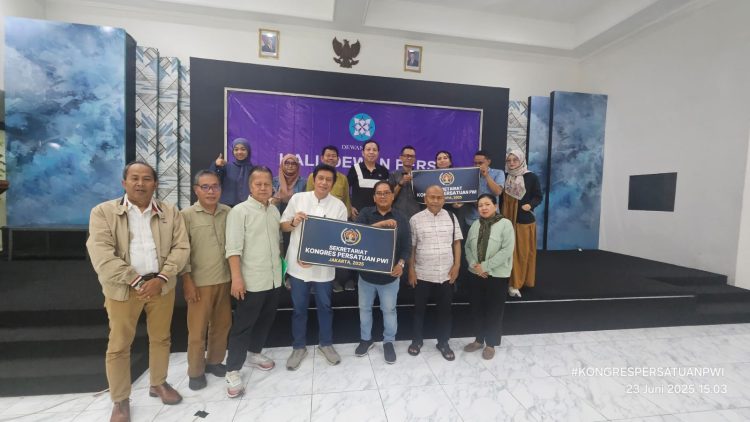 Steering Committee (SC) dan Organizing Committee (OC) Kongres Persatuan Wartawan Indonesia (PWI) 2025 diabadikan foto bersama seusai menggelar rapat perdana. (Ist)