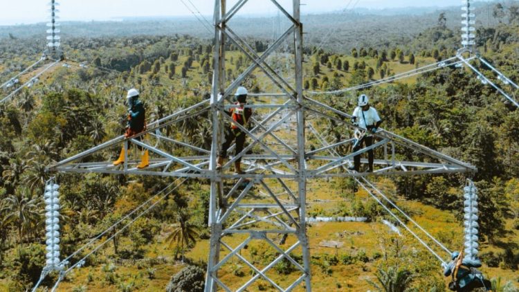 Petugas PLN sedang melakukan pengecekan akhir terhadap pekerjaan SUTT 15O kV Kolonedale - Bungku sebelum diberikan tegangan perdana (energize). (Divkom PLN Pusat)