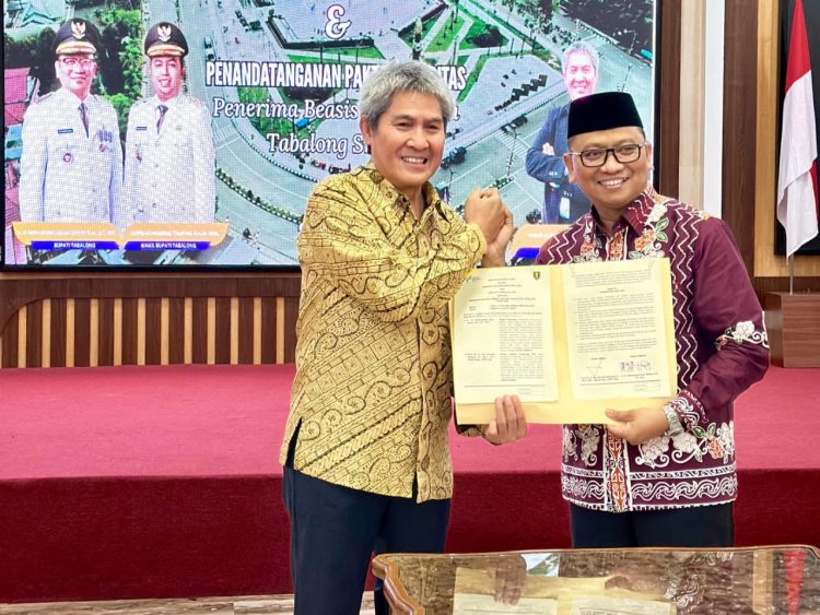 Bupati Tabalong, Muhammad Noor Rifani (kanan) dan Rektor IT PLN, Prof. Iwa Garniwa usai melakuan penandatanganan kesepakatan kerja sama, berlangsung  di Kantor Pemkab Tabalong, Kalimantan Selatan, Jumat,(25/07/2025).
