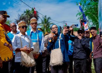 Menteri ESDM, Bahlil Lahadalia (ketiga dari kiri) didampingi Direktur Utama PLN, Darmawan Prasodjo (keempat dari kiri), Bupati Supiori, Heronimus Mansoben (kiri), dan Direktur Teknologi, Engineering dan Keberlanjutan PLN, Evy Haryadi (kedua dari kiri) menyimak paparan dari Direktur Jenderal EBTKE, Eniya Listiani Dewi (kelima dari kiri) terkait dengan program listrik desa dan pembangunan PLTM di Supiori. (Dok. Dovkom PLN Pusat)