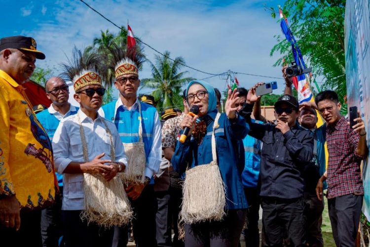 Menteri ESDM, Bahlil Lahadalia (ketiga dari kiri) didampingi Direktur Utama PLN, Darmawan Prasodjo (keempat dari kiri), Bupati Supiori, Heronimus Mansoben (kiri), dan Direktur Teknologi, Engineering dan Keberlanjutan PLN, Evy Haryadi (kedua dari kiri) menyimak paparan dari Direktur Jenderal EBTKE, Eniya Listiani Dewi (kelima dari kiri) terkait dengan program listrik desa dan pembangunan PLTM di Supiori. (Dok. Dovkom PLN Pusat)