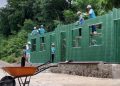Petugas PLN ketika turun langsung membangun TK Negeri Kalu Manandang di Kecamatan Kambera, Kabupaten Sumba Timur, Nusa Tenggara Timur (NTT). Melalui program Tanggung Jawab Sosial dan Lingkungan (TJSL) PLN Peduli, TK ini dibangun menggunakan material ecoblock hasil olahan dari 2,2 ton sampah botol plastik daur ulang. ( Divkom PLN Pusat)