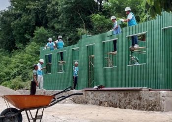 Petugas PLN ketika turun langsung membangun TK Negeri Kalu Manandang di Kecamatan Kambera, Kabupaten Sumba Timur, Nusa Tenggara Timur (NTT). Melalui program Tanggung Jawab Sosial dan Lingkungan (TJSL) PLN Peduli, TK ini dibangun menggunakan material ecoblock hasil olahan dari 2,2 ton sampah botol plastik daur ulang. ( Divkom PLN Pusat)