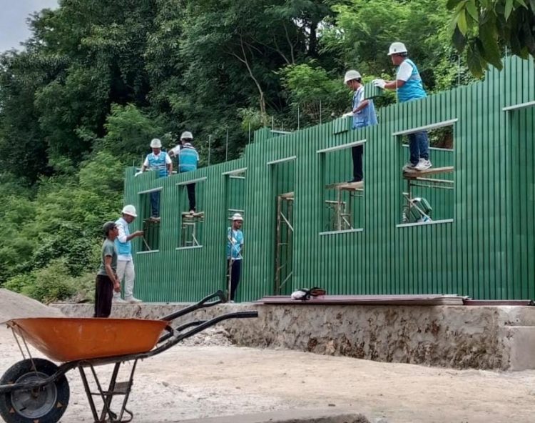 Petugas PLN ketika turun langsung membangun TK Negeri Kalu Manandang di Kecamatan Kambera, Kabupaten Sumba Timur, Nusa Tenggara Timur (NTT). Melalui program Tanggung Jawab Sosial dan Lingkungan (TJSL) PLN Peduli, TK ini dibangun menggunakan material ecoblock hasil olahan dari 2,2 ton sampah botol plastik daur ulang. ( Divkom PLN Pusat)