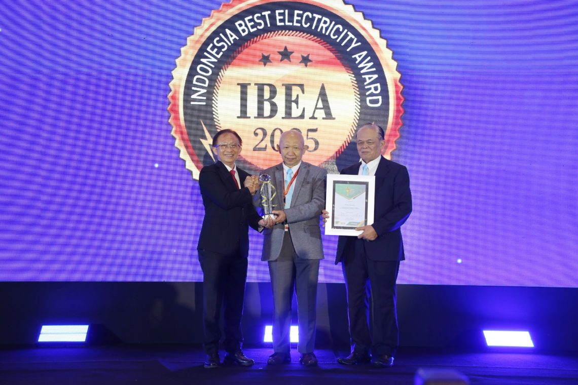 Ketua Dewan Juri Indonesia Best Electricity Award (IBEA) 2025, Tumiran (tengah) dan Ketua Dewan Pakar Majalah Listrik Indonesia, Herman Darnel Ibrahim (kanan) saat menyerahkan penghargaan Leading National Company Committed for Implementing Energy Transition in Indonesia kepada Direktur Utama PLN Darmawan Prasodjo yang diwakili oleh Direktur Retail dan Niaga PLN Adi Priyanto (kiri) . (Divcom PLN Pusat/ PenaTerkini.co.id)