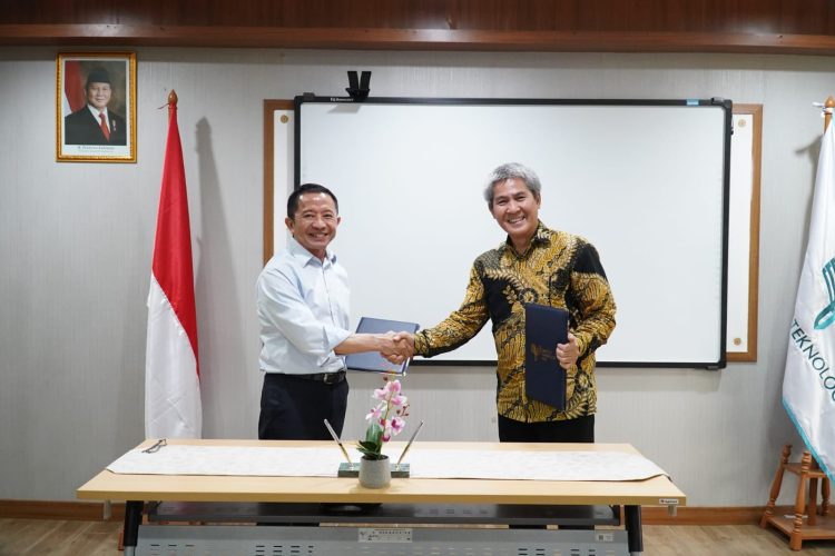 Rektor ITPLN, Prof Iwa Garniwa (kanan) menandatangani MoU dengan Komisaris PT Indo Digi Konsul, Wim Tangkilisan (kiri) dalam pengembangan AI dan bid data di kampus. (Divkom PLN Pusat)