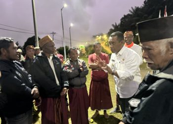 Gubernur Nusa Tenggara Timur (NTT), Emanuel Melkiades Laka Lena berbincang-bincang dengan tokoh masyarakat NTT saat melakukan kunjungan kerja  ke Pembangkit Listrik Tenaga Panas Bumi (PLTP) Ulumbu eksisting di Desa Wewo, Kecamatan Satar Mese, Kabupaten Manggarai, (Divkom PLN Pusat/PenaTerkini.co.id)