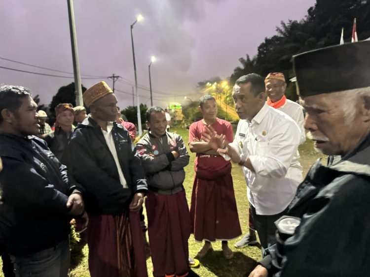 Gubernur Nusa Tenggara Timur (NTT), Emanuel Melkiades Laka Lena berbincang-bincang dengan tokoh masyarakat NTT saat melakukan kunjungan kerja  ke Pembangkit Listrik Tenaga Panas Bumi (PLTP) Ulumbu eksisting di Desa Wewo, Kecamatan Satar Mese, Kabupaten Manggarai, (Divkom PLN Pusat/PenaTerkini.co.id)