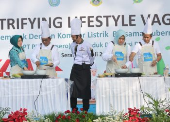 Gubernur Banten, Andra Soni (kedua dari kiri) dan Ketua TP PKK Banten, Tinawati Andra Soni (paling kiri), beraksi di dapur menggunakan kompor induksi bersama General Manager PLN UID Banten, Muhammad Joharifin  (paling kanan) dan Ketua PIKK PLN UID Banten Lilian Joharifin (kedua dari kanan), dalam acara Electrifying Lifestyle Vaganza. (Divkom PLN Pusat)