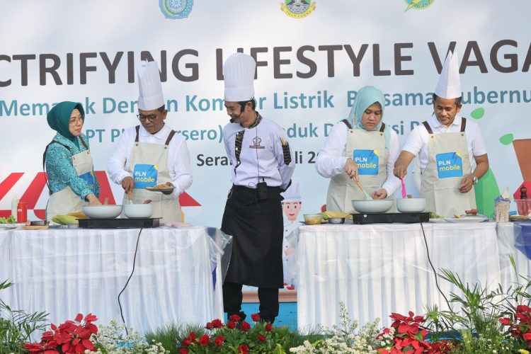 Gubernur Banten, Andra Soni (kedua dari kiri) dan Ketua TP PKK Banten, Tinawati Andra Soni (paling kiri), beraksi di dapur menggunakan kompor induksi bersama General Manager PLN UID Banten, Muhammad Joharifin  (paling kanan) dan Ketua PIKK PLN UID Banten Lilian Joharifin (kedua dari kanan), dalam acara Electrifying Lifestyle Vaganza. (Divkom PLN Pusat)