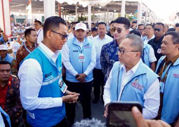 Direktur Utama PLN, Darmawan Prasodjo (kiri) berbincang dengan Menteri Koordinator Bidang Pangan Indonesia sekaligus Ketua Satuan Tugas Koperasi Merah Putih, Zulkifli Hasan (kanan) pada acara peluncuran 80.081 Koperasi Desa/Kelurahan Merah Putih di Klaten, Jawa Tengah. (Divkom PLN Pusat)