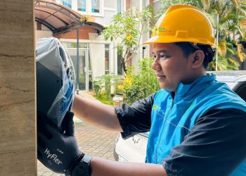 Ilustrasi petugas PLN saat melakukan pemasangan charger di rumah pelanggan untuk memudahkan pengisian kendaraan listrik di rumah melalui layanan Home Charging Services. (Divkom PLN Pusat)