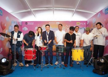 Pre-Launching Fitur Lifestyle pada Aplikasi PLN Mobile ditandai dengan pemukulan drum oleh E⁠xecutive Vice President Penjualan dan Pelayanan Pelanggan Retail PLN, Daniel Lestanto (tengah), Direktur E-Motion Entertainment, Arnold Limasnax (keempat dari kiri), Komisaris E-Motion Entertainment, ⁠Anastassia Limasnax (ketiga dari kiri), Vice President Layanan Digital PLN, Tofan Yuliyanto (ketiga dari kanan), dan Vice President PLN Mobile PLN Icon Plus, Muhammad Ryan Agung (kiri) bersama personil band Juicy Luicy serta Adrian Khalif. (Divkom PLN Pusat)