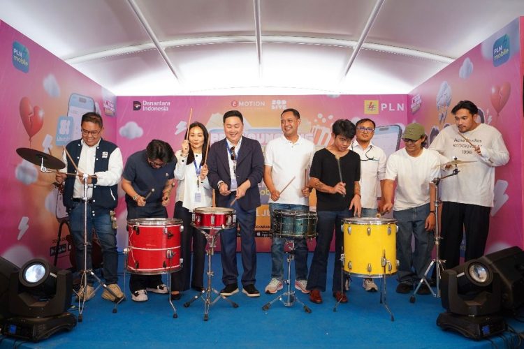 Pre-Launching Fitur Lifestyle pada Aplikasi PLN Mobile ditandai dengan pemukulan drum oleh E⁠xecutive Vice President Penjualan dan Pelayanan Pelanggan Retail PLN, Daniel Lestanto (tengah), Direktur E-Motion Entertainment, Arnold Limasnax (keempat dari kiri), Komisaris E-Motion Entertainment, ⁠Anastassia Limasnax (ketiga dari kiri), Vice President Layanan Digital PLN, Tofan Yuliyanto (ketiga dari kanan), dan Vice President PLN Mobile PLN Icon Plus, Muhammad Ryan Agung (kiri) bersama personil band Juicy Luicy serta Adrian Khalif. (Divkom PLN Pusat)