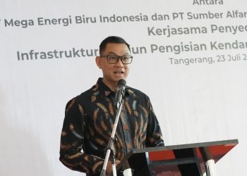 Direktur Utama PLN, Darmawan Prasodjo, saat memberikan sambutan pada agenda Penandatanganan Nota Kesepahaman terkait Kerja Sama Penyediaan Infrastruktur Stasiun Pengisian Kendaraan Listrik Umum (SPKLU) antara PLN dengan MEBI dan Alfamart, di Tangerang, Banten pada Rabu (23/07/2025). (Divkom PLN Pusat)