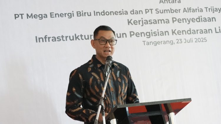 Direktur Utama PLN, Darmawan Prasodjo, saat memberikan sambutan pada agenda Penandatanganan Nota Kesepahaman terkait Kerja Sama Penyediaan Infrastruktur Stasiun Pengisian Kendaraan Listrik Umum (SPKLU) antara PLN dengan MEBI dan Alfamart, di Tangerang, Banten pada Rabu (23/07/2025). (Divkom PLN Pusat)