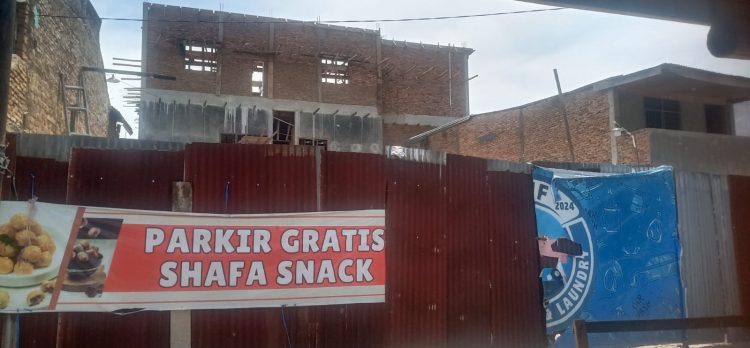 Gedung Parkiran Lantai Tiga Syafa Snack Jalan Bersama Bandar Selamat Tembung,Posisi Depan Tertutup Seng Diduga Tanpa PBG. (PenaTerkini.co.id)