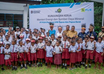 Tampak senyum merekah siswa SDN Kiriyow dan SMAN Kiriyow saat berfoto bersama Menteri ESDM, Bahlil Lahadalia (tengah) dalam kunjungannya ke sekolah tersebut pada Kamis (24/07/2025). (Divkom PLN Pusat)
