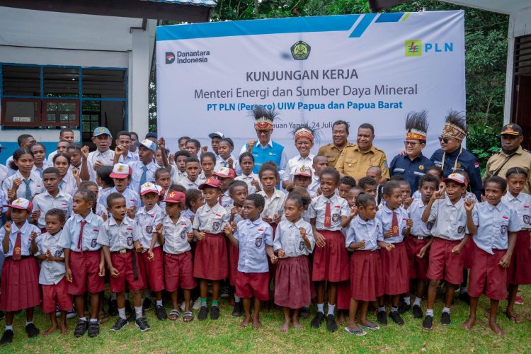 Tampak senyum merekah siswa SDN Kiriyow dan SMAN Kiriyow saat berfoto bersama Menteri ESDM, Bahlil Lahadalia (tengah) dalam kunjungannya ke sekolah tersebut pada Kamis (24/07/2025). (Divkom PLN Pusat)