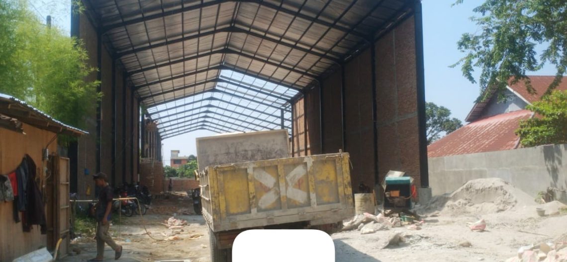Suasana di dalam lokasi pembangunan restoran di Jalan. T. Amir Hamzah, Kelurahan Helvettia Timur, Kecamatan Medan Helvetia , Kota Medan. (PenaTerkini.co.id)