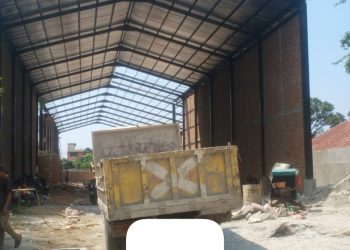 Suasana di dalam lokasi pembangunan restoran di Jalan. T. Amir Hamzah, Kelurahan Helvettia Timur, Kecamatan Medan Helvetia , Kota Medan. (PenaTerkini.co.id)