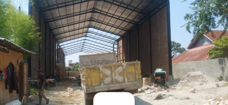 Suasana di dalam lokasi pembangunan restoran di Jalan. T. Amir Hamzah, Kelurahan Helvettia Timur, Kecamatan Medan Helvetia , Kota Medan. (PenaTerkini.co.id)