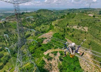 Ilustrasi petugas PLN yang sedang melakukan pemeliharaan jaringan transmisi. Tata kelola perusahaan yang apik, mampu membawa PLN ke dalam jajaran 500 perusahaan global. (Divkom PLN Pusat)