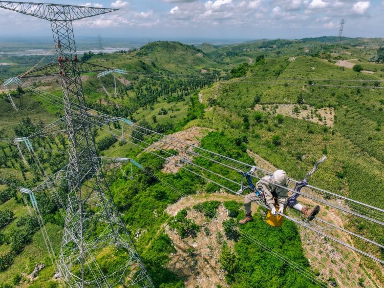 Ilustrasi petugas PLN yang sedang melakukan pemeliharaan jaringan transmisi. Tata kelola perusahaan yang apik, mampu membawa PLN ke dalam jajaran 500 perusahaan global. (Divkom PLN Pusat)