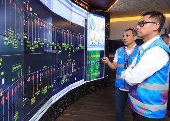 Direktur Utama PLN, Darmawan Prasodjo saat mendampingi petugas melakukan monitoring sistem kelistrikan secara digital. Inisiatif ini merupakan bagian dari transformasi end-to-end yang dijalankan PLN dan terus memberikan dampak signifikan serta berkelanjutan terhadap kinerja perusahaan. (Divkom PLN Pusat)