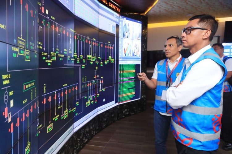 Direktur Utama PLN, Darmawan Prasodjo saat mendampingi petugas melakukan monitoring sistem kelistrikan secara digital. Inisiatif ini merupakan bagian dari transformasi end-to-end yang dijalankan PLN dan terus memberikan dampak signifikan serta berkelanjutan terhadap kinerja perusahaan. (Divkom PLN Pusat)