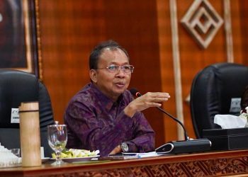 Gubernur Bali, I Wayan Koster saat memimpin pembahasan terkait langkah-langkah strategis percepatan pembangunan sistem energi bersih di Pulau Dewata bersama jajaran Pemerintah Provinsi Bali dan PLN di Denpasar, Rabu (30/07/2025). Ini merupakan salah satu langkah Pemerintah Provinsi Bali untuk mewujudkan Bali Mandiri Energi Berkelanjutan. (Dok. Divkom PLN Pusat)